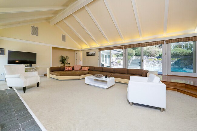 Foto del edificio - 2700 Hillcrest Dr