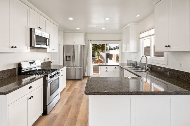 Building Photo - 413 N Paulina Ave