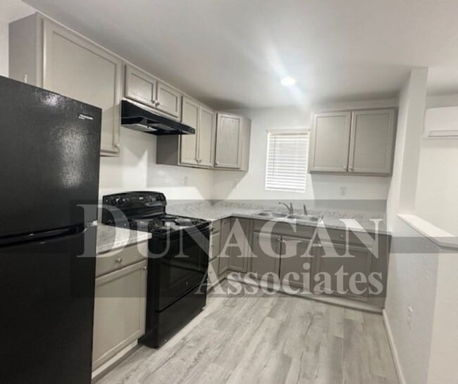 Building Photo - 2 Bedroom, 1 Bath apartment