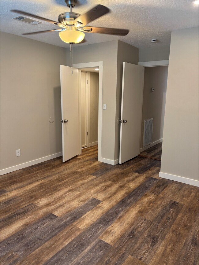 Foto del edificio - 8049 Forest Hills Dr
