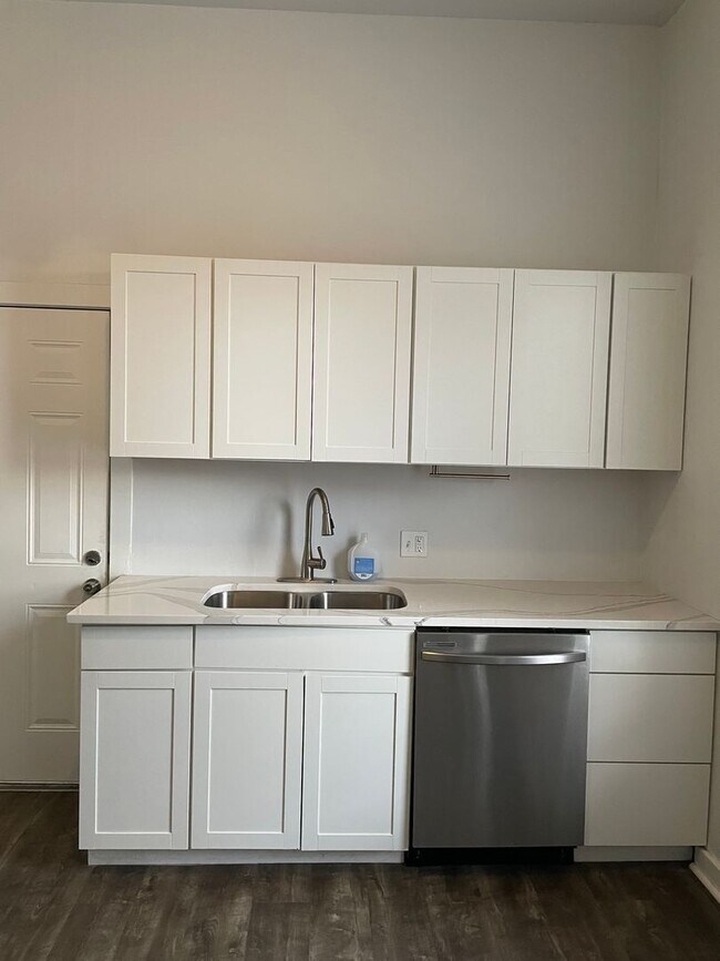 Foto del edificio - Newly Renovated 2bd/1ba Home in Curtis Par...