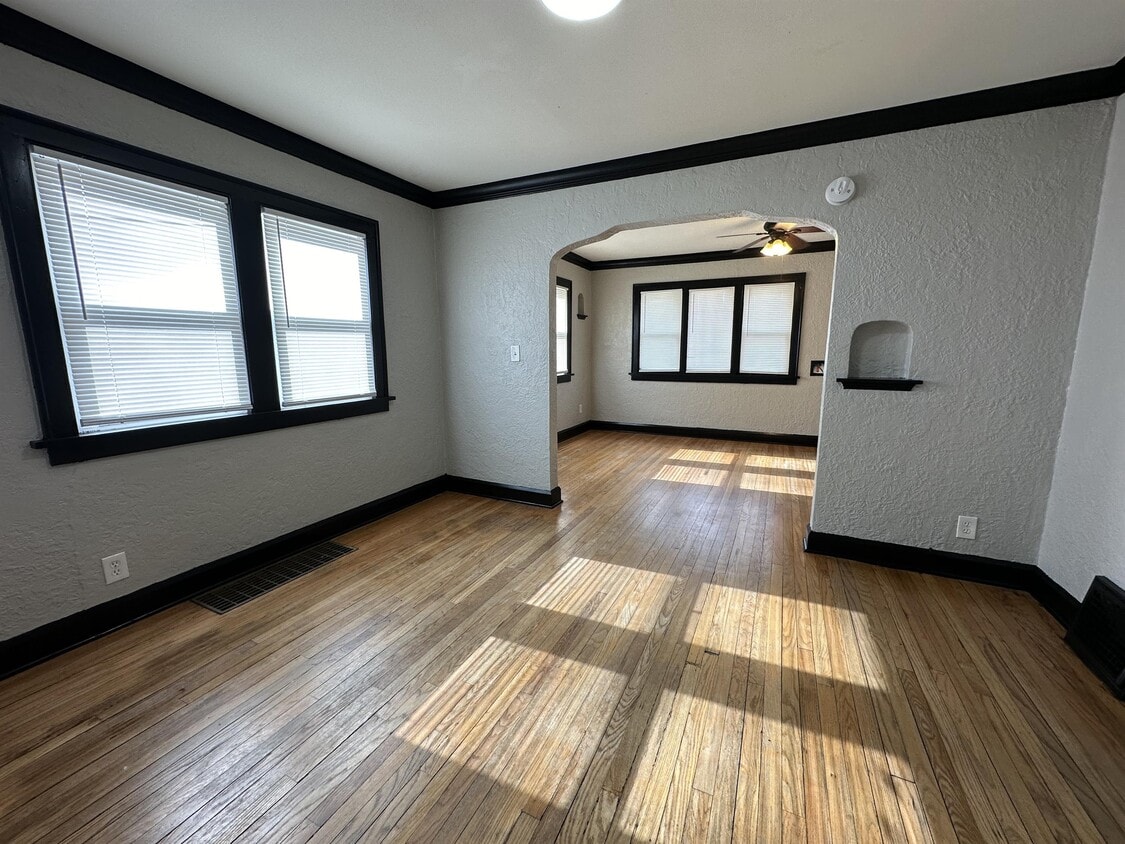Primary Photo - 2223 N Rockton Ave