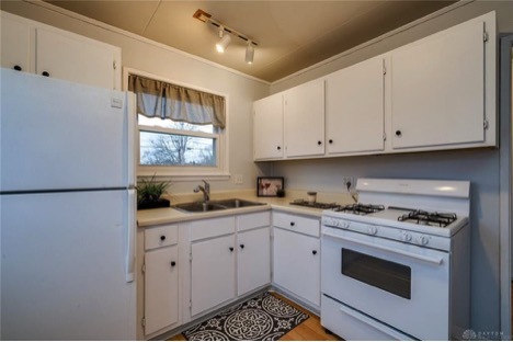 Kitchen with all appliances included. - 5386 Rawlings Dr