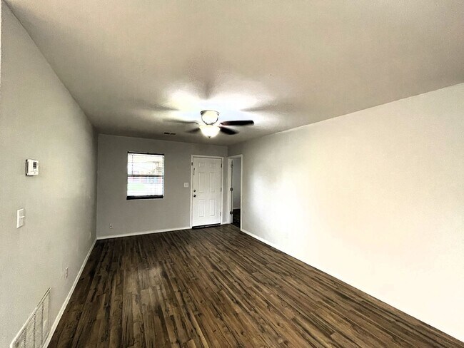 Foto del edificio - COMING SOON! Charming 3 bed 1 bath home minutes away from OCCC! 50% OFF FIRST FULL MONTH