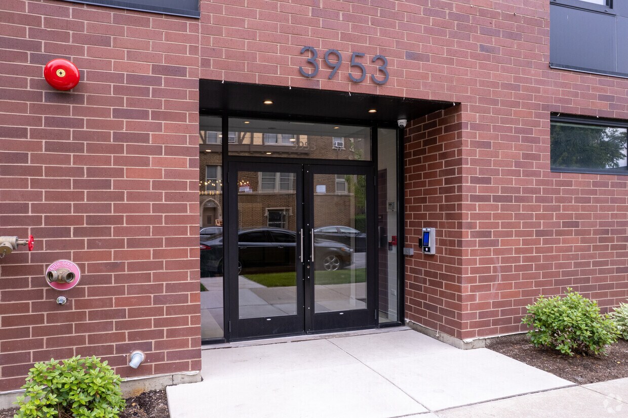 Entrance - 3953 W Dakin St