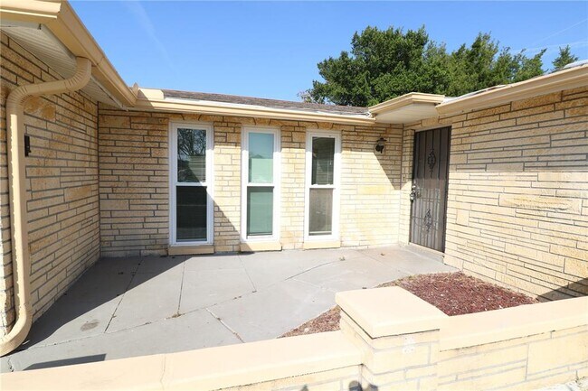 Foto del edificio - 7825 Birchwood Dr