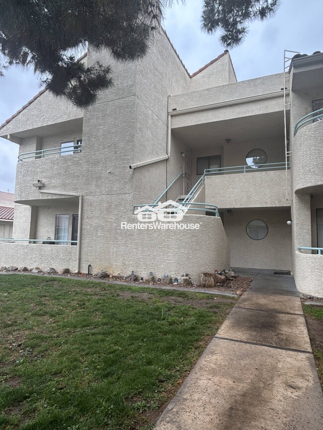 Building Photo - 970 N Sloan Ln