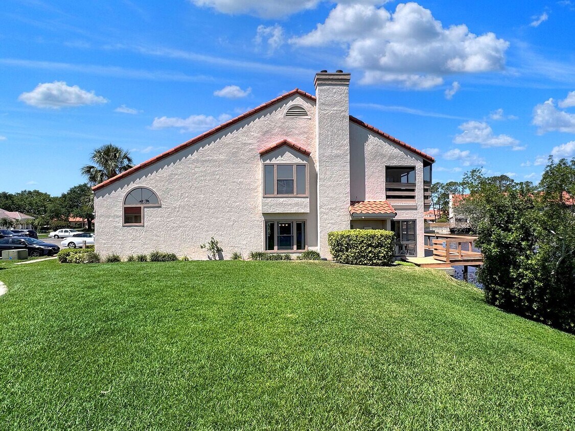 Foto principal - Two-Bedroom Lakeview Condo in Winterset Co...