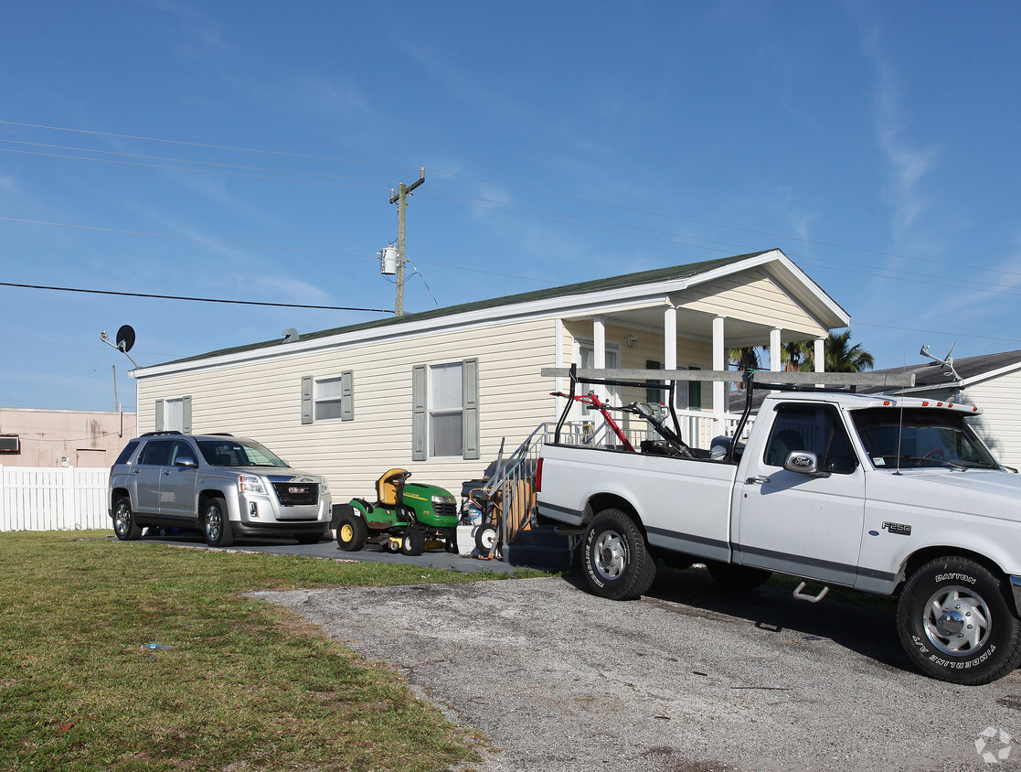 Building Photo - Holiday Plaza Manufactured Home Community