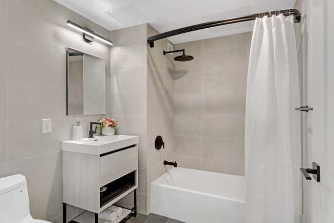 Foto del edificio - 350 W 45th St