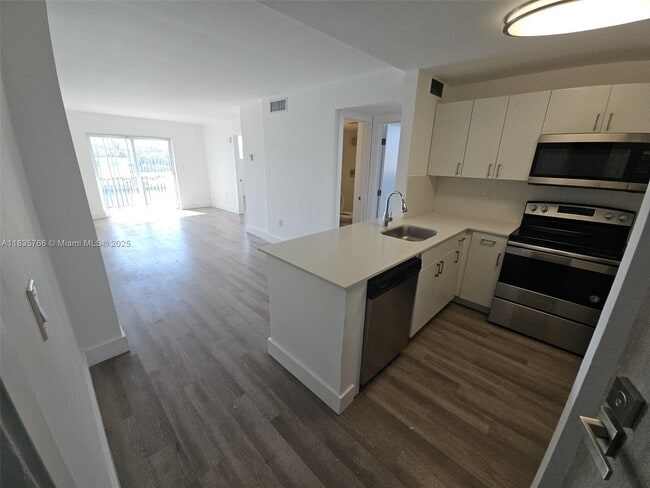 Building Photo - 8101 Crespi Blvd