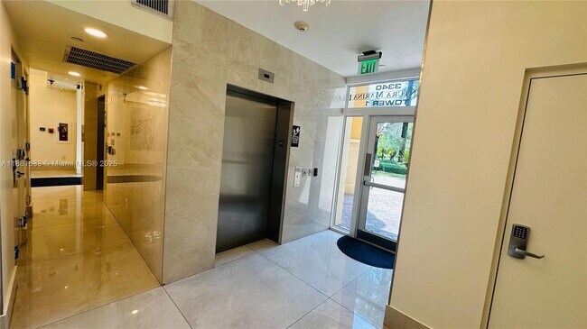 Foto del edificio - 3340 NE 190th St