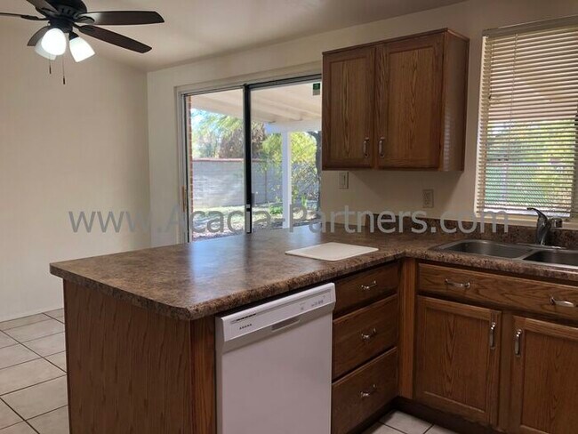 Foto del edificio - Spacious Eastside Property w/ Fenced Yard