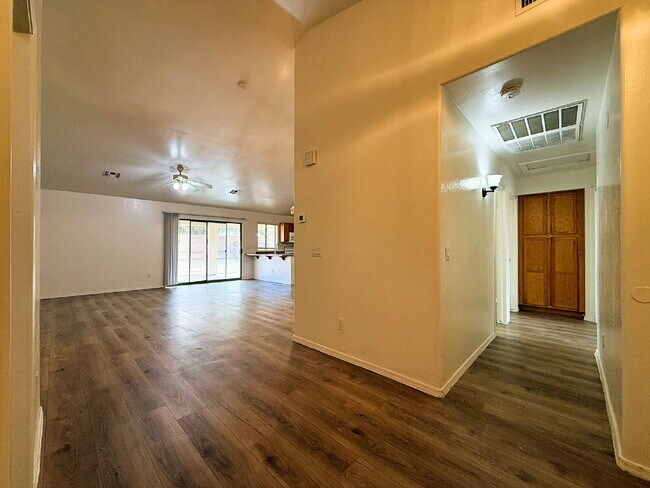 Foto del edificio - Rare Park-Front One-Story with Vaulted Ceilings & Oversized Yard