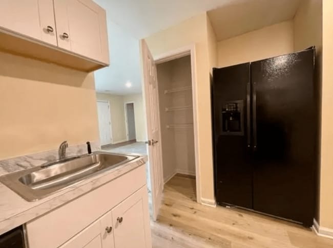 Collins Vineyard Townhomes I Black Appliances - Collins Vineyard | Townhome Living in Griffin, GA