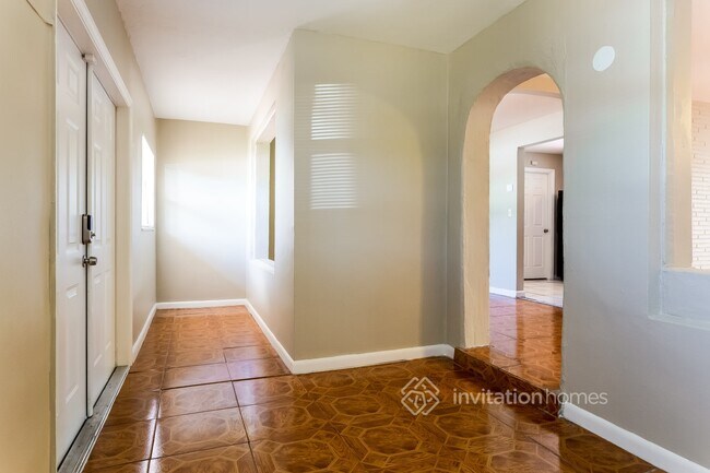 Building Photo - 2341 Sabal Palm Dr