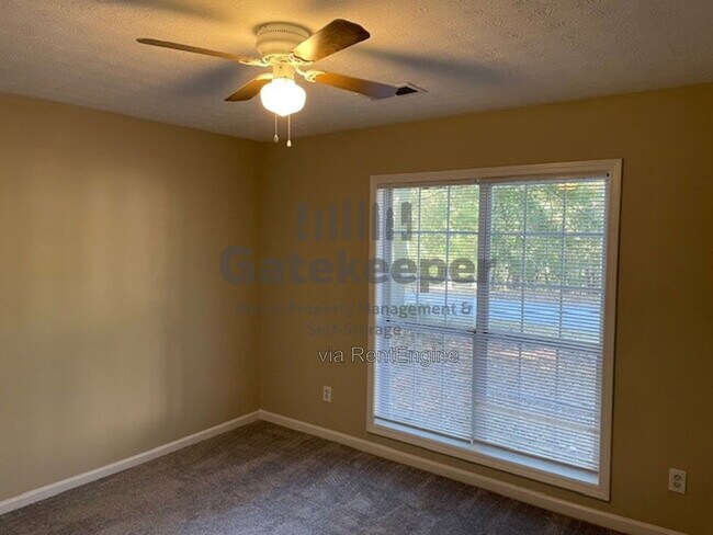 Foto del edificio - 385 Burch Rd