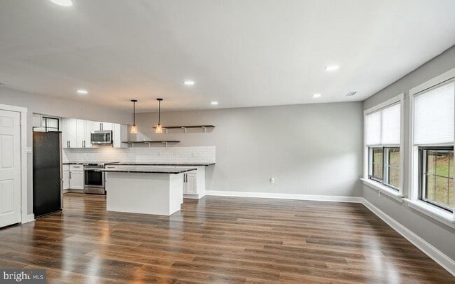 Foto del edificio - 239 Smallwood Ct