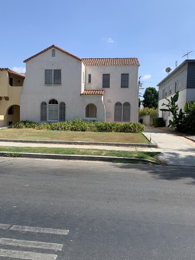 Foto principal - 822 S Curson Ave