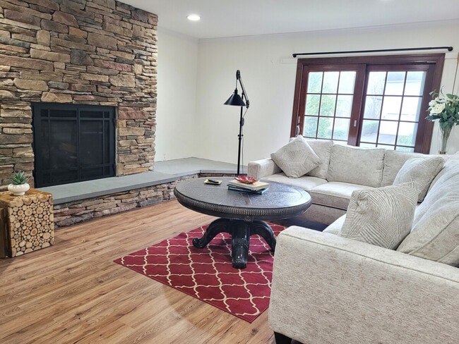 Building Photo - 8403 Woodford Ct