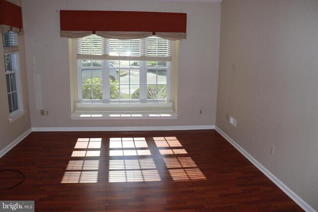 Building Photo - 323 Country Club Dr
