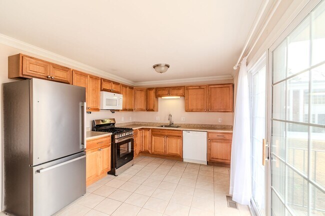 Foto del edificio - Move-In Ready Fox Hills Condo with In-Unit Laundry & Assigned Carport