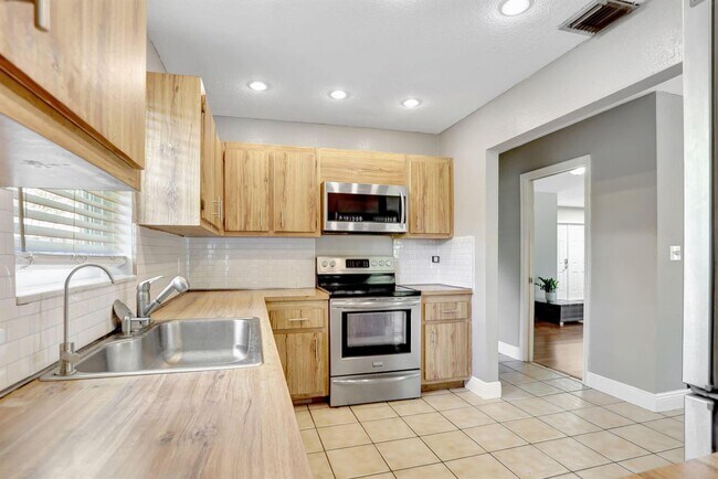 Building Photo - 9062 NW 20th Mnr