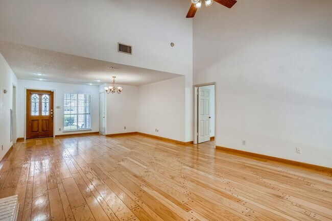 Building Photo - Rare 2 BR/ 2 BA Townhouse in Northwest Hil...