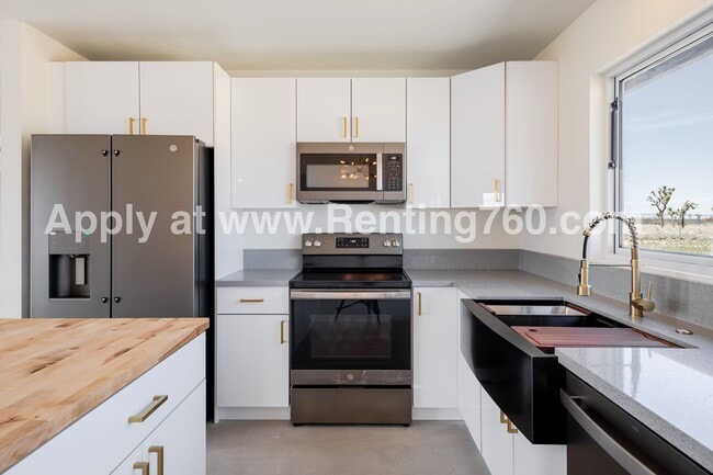 Building Photo - Modern Comfort in Scenic Landers
