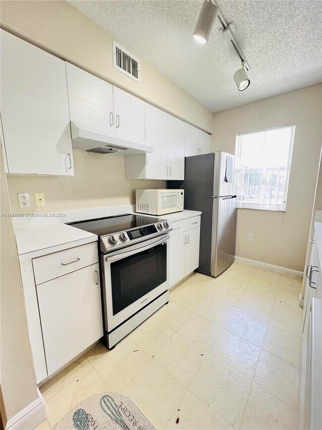 Foto del edificio - 2153 Renaissance Blvd
