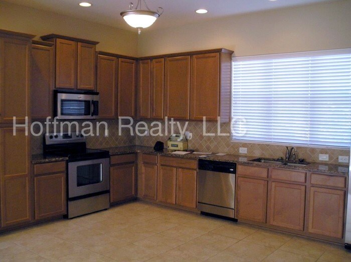 Building Photo - Three Story Townhome in Mission Village
