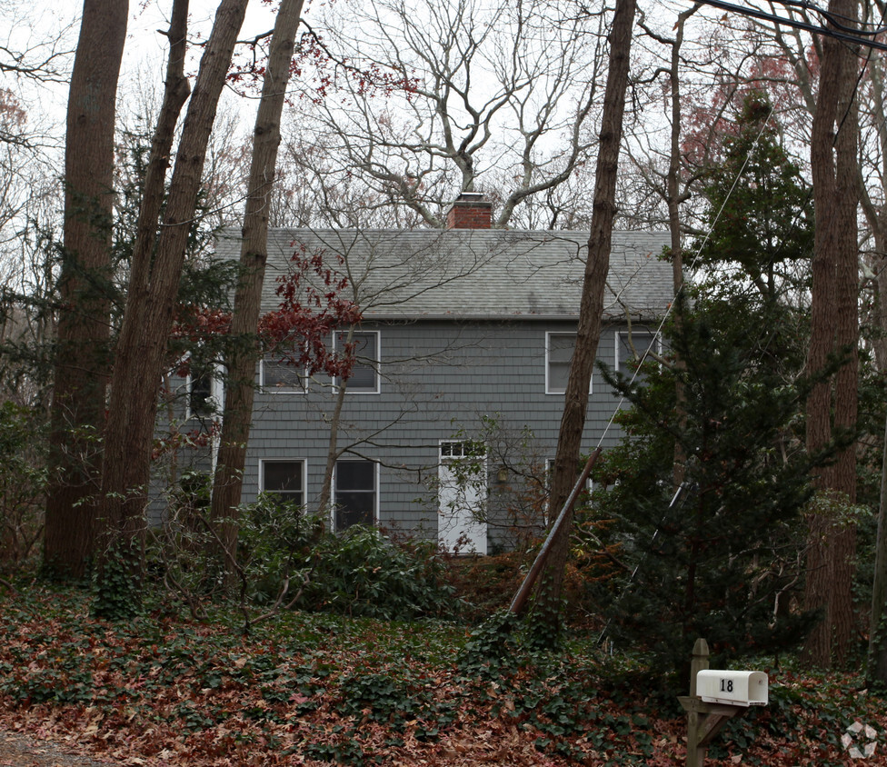 Building Photo - 18 W Meadow Rd