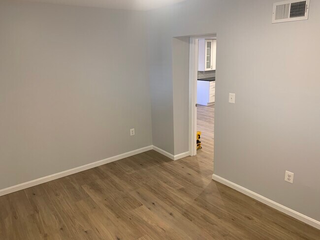 Dormitorio número 1 con la cocina al fondo. - 4631 Massachusetts Ave NW