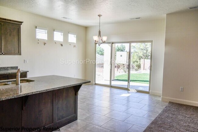 Foto del edificio - 4 bed, 2.5 bath home, 2 car garage with a large yard/ Pet friendly