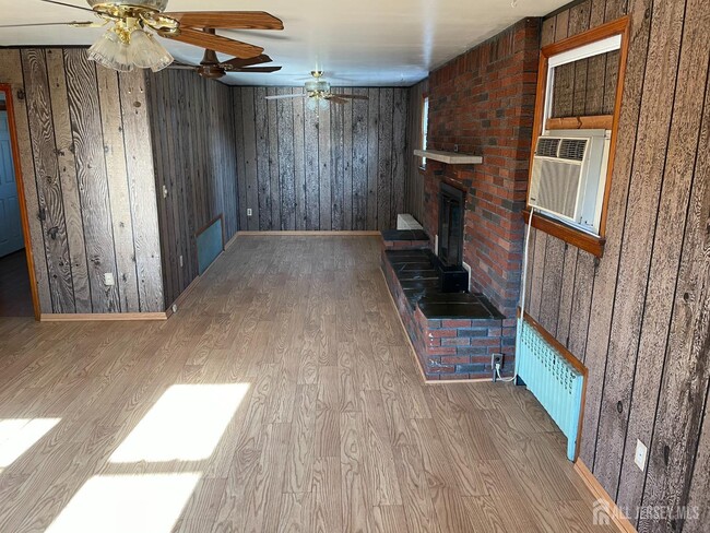 Building Photo - 215 Karsey St