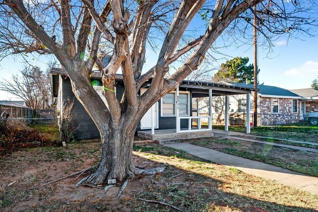 Building Photo - 2011 W 16th St