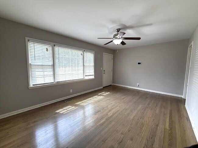 Foto del edificio - "Charming 3-Bed Home with Beautiful Hardwood Floors on Euclid Road!"