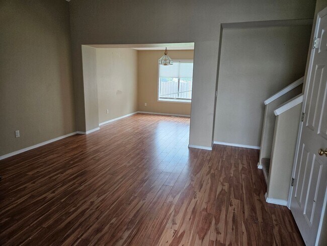 Foto del edificio - Spacious 4 bedroom, 2 1/2 bath House