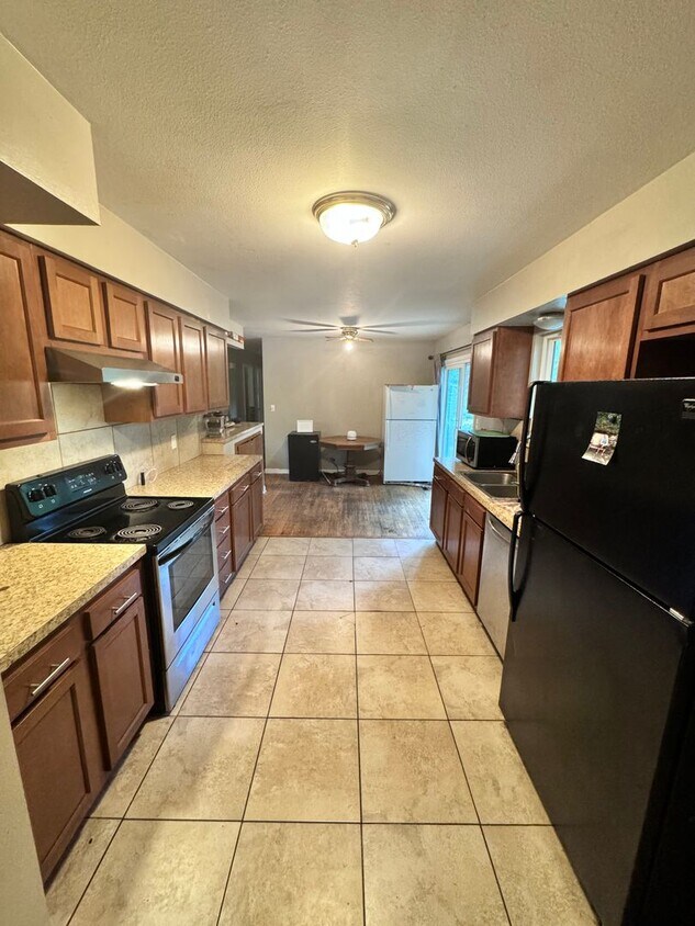 Primary Photo - 5 Bedroom/2 Bath House in Fort Collins! Av...