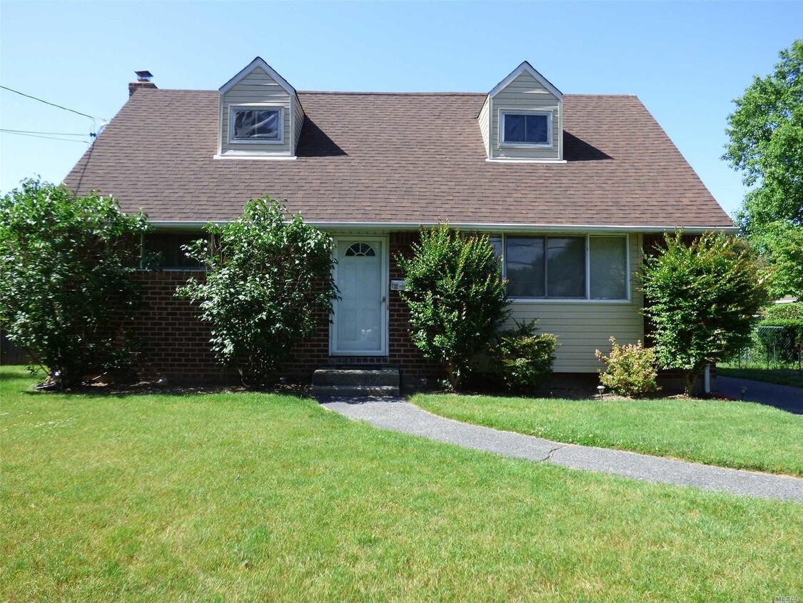 10 Bernard Ln, Commack, NY 11725 House Rental in Commack, NY