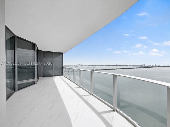 Foto del edificio - 700 NE 24th St