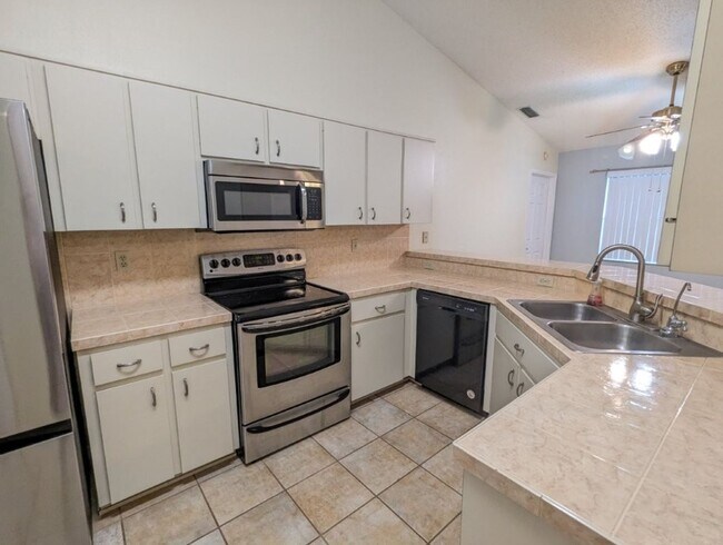 Building Photo - Must See!!!  Large 2 Bed 2 Bath with garag...