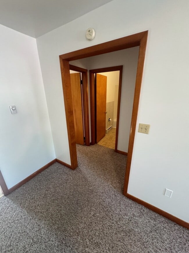 Building Photo - 2 Bed Single Level Apartment