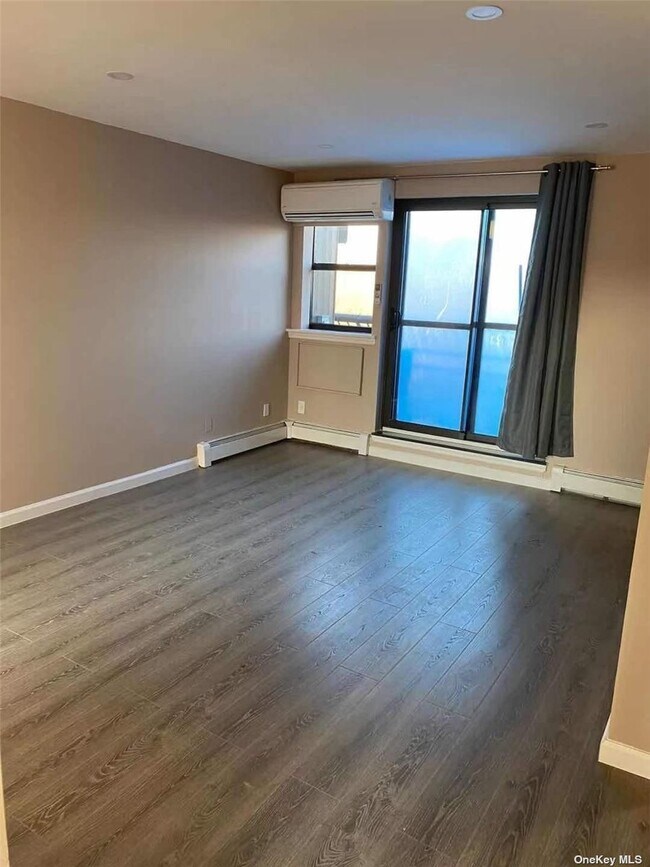 Foto del edificio - 55-12 Main St