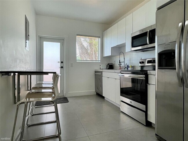 Foto del edificio - 2 br, 1 bath House - 220 NW 47th St
