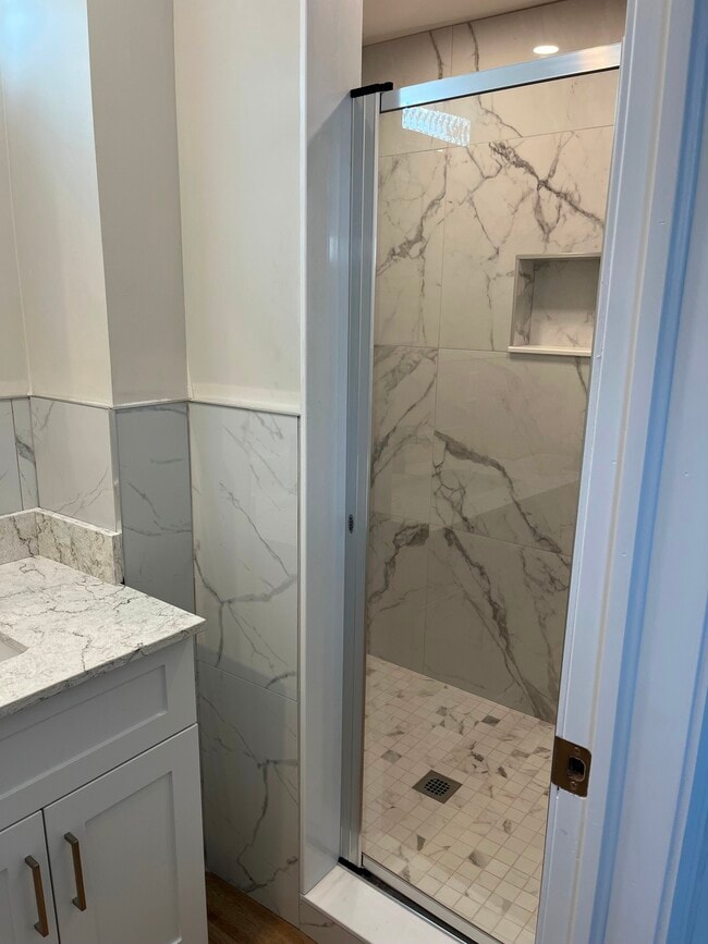 Building Photo - Luxury Renovated Unit