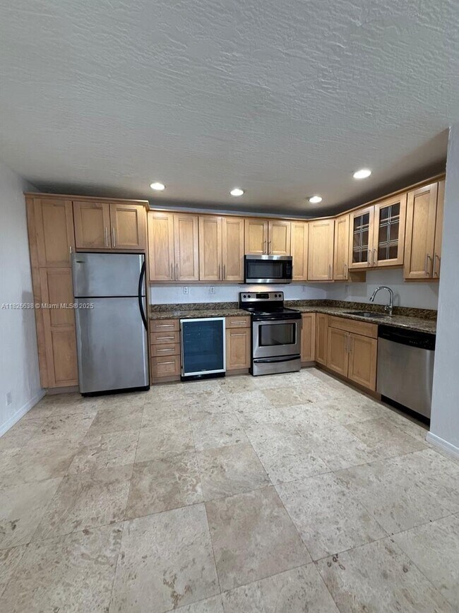 Foto del edificio - 530 NE 15th Ct