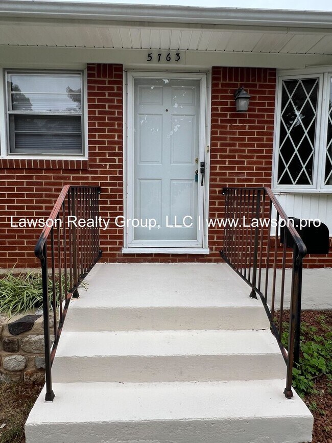 Building Photo - Brick Ranch in Boxley Hills - Roanoke County