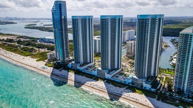 Foto del edificio - 15901 Collins Ave