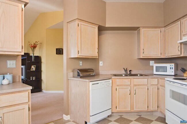 Building Photo - 830 Beverley Dr
